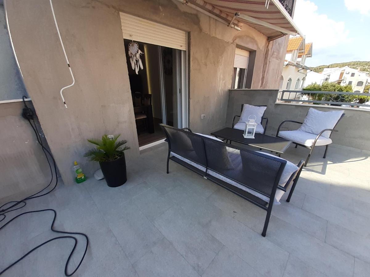 Apartment Lucky With Jacuzzi Trogir Eksteriør bilde