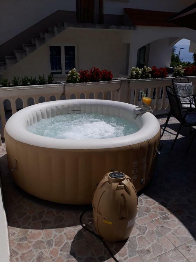 Apartment Lucky With Jacuzzi Trogir Eksteriør bilde